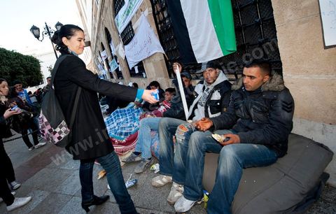 Journée du 24 : Deuxième jour de protestations de la Caravane de la libération. Après avoir dormis sur la place du gouvernement en face du premier Ministère les gens du sud ouest maintiennent leur position tant que le gouvernement ne démissionne pas. Manifestations, hommages aux martyrs de la Révolution, sitin et discussions avec les militaires.