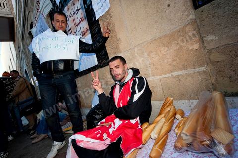 Journée du 24 : Deuxième jour de protestations de la Caravane de la libération. Après avoir dormis sur la place du gouvernement en face du premier Ministère les gens du sud ouest maintiennent leur position tant que le gouvernement ne démissionne pas. Manifestations, hommages aux martyrs de la Révolution, sitin et discussions avec les militaires.