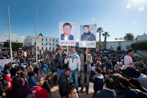 Journée du 24 : Deuxième jour de protestations de la Caravane de la libération. Après avoir dormis sur la place du gouvernement en face du premier Ministère les gens du sud ouest maintiennent leur position tant que le gouvernement ne démissionne pas. Manifestations, hommages aux martyrs de la Révolution, sitin et discussions avec les militaires.