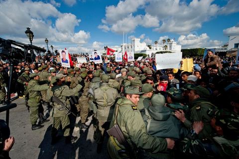 Journée du 24 : Deuxième jour de protestations de la Caravane de la libération. Après avoir dormis sur la place du gouvernement en face du premier Ministère les gens du sud ouest maintiennent leur position tant que le gouvernement ne démissionne pas. Manifestations, hommages aux martyrs de la Révolution, sitin et discussions avec les militaires.