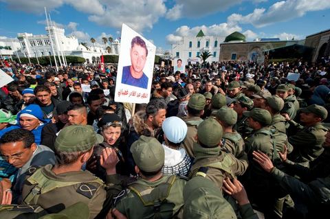 Journée du 24 : Deuxième jour de protestations de la Caravane de la libération. Après avoir dormis sur la place du gouvernement en face du premier Ministère les gens du sud ouest maintiennent leur position tant que le gouvernement ne démissionne pas. Manifestations, hommages aux martyrs de la Révolution, sitin et discussions avec les militaires.