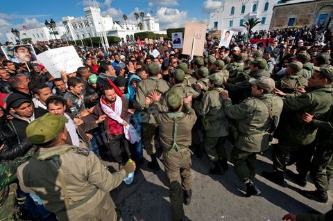 Journée du 24 : Deuxième jour de protestations de la Caravane de la libération. Après avoir dormis sur la place du gouvernement en face du premier Ministère les gens du sud ouest maintiennent leur position tant que le gouvernement ne démissionne pas. Manifestations, hommages aux martyrs de la Révolution, sitin et discussions avec les militaires.
