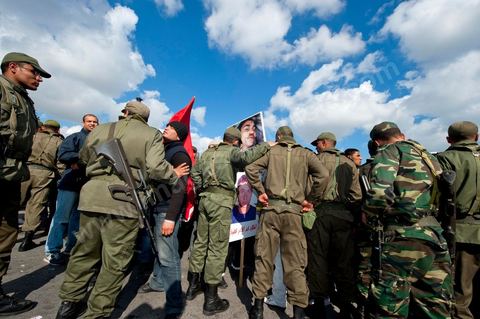 Journée du 24 : Deuxième jour de protestations de la Caravane de la libération. Après avoir dormis sur la place du gouvernement en face du premier Ministère les gens du sud ouest maintiennent leur position tant que le gouvernement ne démissionne pas. Manifestations, hommages aux martyrs de la Révolution, sitin et discussions avec les militaires.
