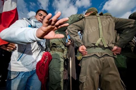 Journée du 24 : Deuxième jour de protestations de la Caravane de la libération. Après avoir dormis sur la place du gouvernement en face du premier Ministère les gens du sud ouest maintiennent leur position tant que le gouvernement ne démissionne pas. Manifestations, hommages aux martyrs de la Révolution, sitin et discussions avec les militaires.