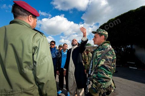 Journée du 24 : Deuxième jour de protestations de la Caravane de la libération. Après avoir dormis sur la place du gouvernement en face du premier Ministère les gens du sud ouest maintiennent leur position tant que le gouvernement ne démissionne pas. Manifestations, hommages aux martyrs de la Révolution, sitin et discussions avec les militaires.