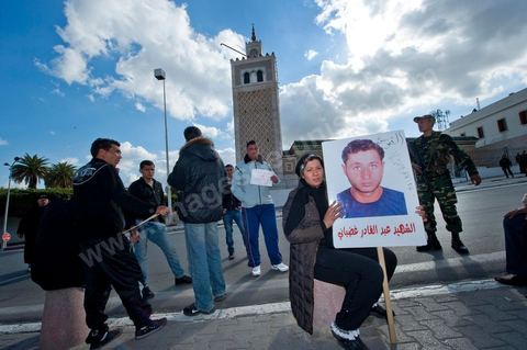 Journée du 24 : Deuxième jour de protestations de la Caravane de la libération. Après avoir dormis sur la place du gouvernement en face du premier Ministère les gens du sud ouest maintiennent leur position tant que le gouvernement ne démissionne pas. Manifestations, hommages aux martyrs de la Révolution, sitin et discussions avec les militaires.