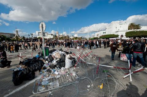 Journée du 24 : Deuxième jour de protestations de la Caravane de la libération. Après avoir dormis sur la place du gouvernement en face du premier Ministère les gens du sud ouest maintiennent leur position tant que le gouvernement ne démissionne pas. Manifestations, hommages aux martyrs de la Révolution, sitin et discussions avec les militaires.