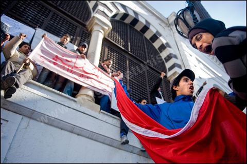 Journe du 24 : Deuxime jour de protestations de la Caravane de la libration. Aprs avoir dormis sur la place du gouvernement en face du premier Ministre les gens du sud ouest maintiennent leur position tant que le gouvernement ne dmissionne pas. Manifestations, hommages aux martyrs de la Rvolution, sitin et discussions avec les militaires.