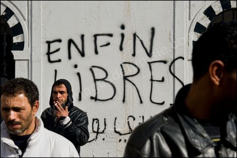 Journe du 24 : Deuxime jour de protestations de la Caravane de la libration. Aprs avoir dormis sur la place du gouvernement en face du premier Ministre les gens du sud ouest maintiennent leur position tant que le gouvernement ne dmissionne pas. Manifestations, hommages aux martyrs de la Rvolution, sitin et discussions avec les militaires.