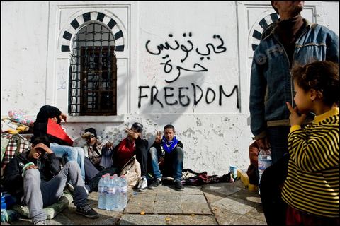 Journe du 24 : Deuxime jour de protestations de la Caravane de la libration. Aprs avoir dormis sur la place du gouvernement en face du premier Ministre les gens du sud ouest maintiennent leur position tant que le gouvernement ne dmissionne pas. Manifestations, hommages aux martyrs de la Rvolution, sitin et discussions avec les militaires.