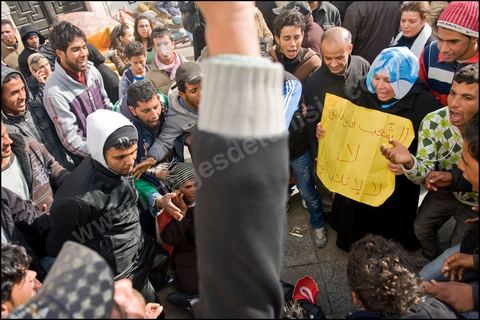 Journe du 24 : Deuxime jour de protestations de la Caravane de la libration. Aprs avoir dormis sur la place du gouvernement en face du premier Ministre les gens du sud ouest maintiennent leur position tant que le gouvernement ne dmissionne pas. Manifestations, hommages aux martyrs de la Rvolution, sitin et discussions avec les militaires.