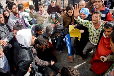 Journe du 24 : Deuxime jour de protestations de la Caravane de la libration. Aprs avoir dormis sur la place du gouvernement en face du premier Ministre les gens du sud ouest maintiennent leur position tant que le gouvernement ne dmissionne pas. Manifestations, hommages aux martyrs de la Rvolution, sitin et discussions avec les militaires.