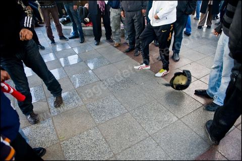 Journe du 24 : Deuxime jour de protestations de la Caravane de la libration. Aprs avoir dormis sur la place du gouvernement en face du premier Ministre les gens du sud ouest maintiennent leur position tant que le gouvernement ne dmissionne pas. Manifestations, hommages aux martyrs de la Rvolution, sitin et discussions avec les militaires.