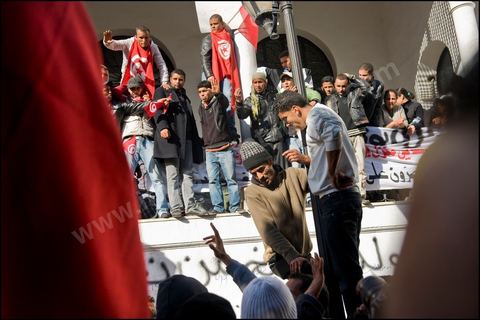 Journe du 24 : Deuxime jour de protestations de la Caravane de la libration. Aprs avoir dormis sur la place du gouvernement en face du premier Ministre les gens du sud ouest maintiennent leur position tant que le gouvernement ne dmissionne pas. Manifestations, hommages aux martyrs de la Rvolution, sitin et discussions avec les militaires.