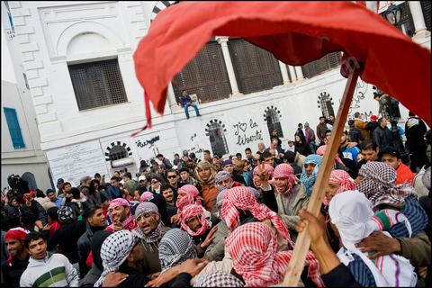 Journe du 24 : Deuxime jour de protestations de la Caravane de la libration. Aprs avoir dormis sur la place du gouvernement en face du premier Ministre les gens du sud ouest maintiennent leur position tant que le gouvernement ne dmissionne pas. Manifestations, hommages aux martyrs de la Rvolution, sitin et discussions avec les militaires.
