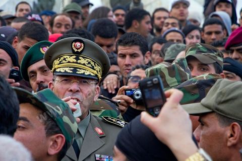 24 janvier : le Général Rachid Ammar, le chef d'état-major de l'armée de terre qui a été limogé est devenu l'un des héros de la «révolution» tunisienne, se rend place de Gouvernement pour parler aux manifestants de la Caravane de la Libération et leur demander : «L'armée nationale se porte garante de la Révolution. L'armée a protégé et protège le peuple et le pays». 