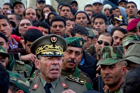 24 janvier : le Général Rachid Ammar, le chef d'état-major de l'armée de terre qui a été limogé est devenu l'un des héros de la «révolution» tunisienne, se rend place de Gouvernement pour parler aux manifestants de la Caravane de la Libération et leur demander : «L'armée nationale se porte garante de la Révolution. L'armée a protégé et protège le peuple et le pays». 
