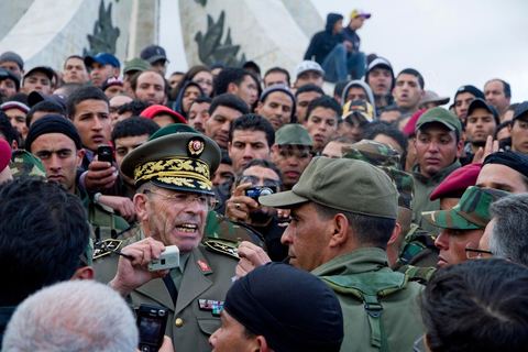 24 janvier : le Général Rachid Ammar, le chef d'état-major de l'armée de terre qui a été limogé est devenu l'un des héros de la «révolution» tunisienne, se rend place de Gouvernement pour parler aux manifestants de la Caravane de la Libération et leur demander : «L'armée nationale se porte garante de la Révolution. L'armée a protégé et protège le peuple et le pays». 
