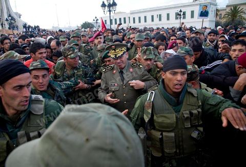 24 janvier : le Général Rachid Ammar, le chef d'état-major de l'armée de terre qui a été limogé est devenu l'un des héros de la «révolution» tunisienne, se rend place de Gouvernement pour parler aux manifestants de la Caravane de la Libération et leur demander : «L'armée nationale se porte garante de la Révolution. L'armée a protégé et protège le peuple et le pays». 