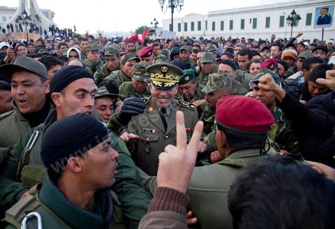 24 janvier : le Général Rachid Ammar, le chef d'état-major de l'armée de terre qui a été limogé est devenu l'un des héros de la «révolution» tunisienne, se rend place de Gouvernement pour parler aux manifestants de la Caravane de la Libération et leur demander : «L'armée nationale se porte garante de la Révolution. L'armée a protégé et protège le peuple et le pays». 
