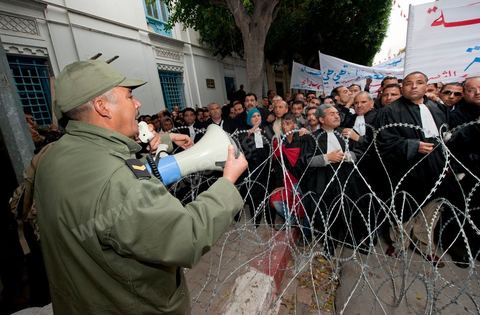 25 janvier : 3ème jour de manifestation de la Caravane de la Libération devant le Premier Ministère. les avocats de Kasserine (sud ouets de la Tunisie) lancent une manifestation au Tribunal de Justice puis cassent le barrage de l'armée pour rejoindre les manifestants de leur région présents depuis trois jours devant le Premier Ministère.
