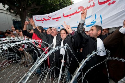 25 janvier : 3ème jour de manifestation de la Caravane de la Libération devant le Premier Ministère. les avocats de Kasserine (sud ouets de la Tunisie) lancent une manifestation au Tribunal de Justice puis cassent le barrage de l'armée pour rejoindre les manifestants de leur région présents depuis trois jours devant le Premier Ministère.