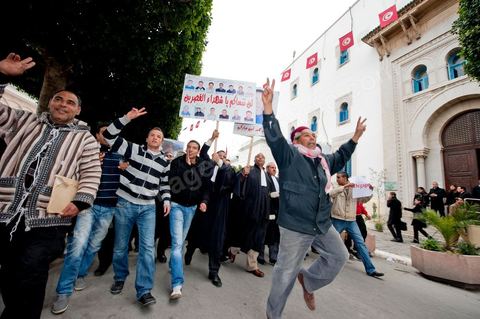 25 janvier : 3ème jour de manifestation de la Caravane de la Libération devant le Premier Ministère. les avocats de Kasserine (sud ouets de la Tunisie) lancent une manifestation au Tribunal de Justice puis cassent le barrage de l'armée pour rejoindre les manifestants de leur région présents depuis trois jours devant le Premier Ministère.