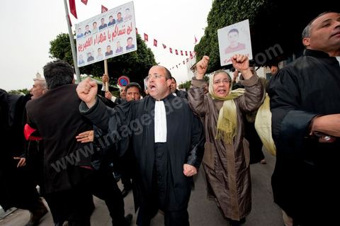 25 janvier : 3ème jour de manifestation de la Caravane de la Libération devant le Premier Ministère. les avocats de Kasserine (sud ouets de la Tunisie) lancent une manifestation au Tribunal de Justice puis cassent le barrage de l'armée pour rejoindre les manifestants de leur région présents depuis trois jours devant le Premier Ministère.