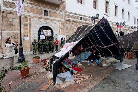 25 janvier : les tentes bédouines devant le Premier ministère. 3ème jour de manifestation de la Caravane de la Libération devant le Premier Ministère. Les habitants du sud ouest tunisiens maintiennent jour et nuit leur sitin et certains entament même des grèves de la fin. Les tentes prennet place devant les portes du gouvernement et les revendications s'affichent sur les murs de la Place du gouvernement. Pour eux pas question de partir tant que le gouvernement de transition actuel ne fait pas le ménage des ministres trop Ben Alistes.