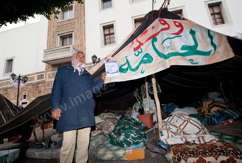 25 janvier : les tentes bédouines devant le Premier ministère. 3ème jour de manifestation de la Caravane de la Libération devant le Premier Ministère. Les habitants du sud ouest tunisiens maintiennent jour et nuit leur sitin et certains entament même des grèves de la fin. Les tentes prennet place devant les portes du gouvernement et les revendications s'affichent sur les murs de la Place du gouvernement. Pour eux pas question de partir tant que le gouvernement de transition actuel ne fait pas le ménage des ministres trop Ben Alistes.