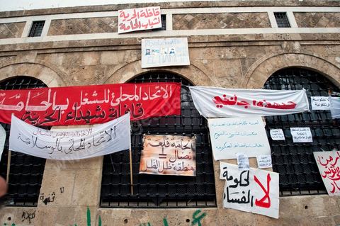 25 janvier : 3ème jour de manifestation de la Caravane de la Libération devant le Premier Ministère. Les habitants du sud ouest tunisiens maintiennent jour et nuit leur sitin et certains entament même des grèves de la fin. Les tentes prennet place devant les portes du gouvernement et les revendications s'affichent sur les murs de la Place du gouvernement. Pour eux pas question de partir tant que le gouvernement de transition actuel ne fait pas le ménage des ministres trop Ben Alistes.