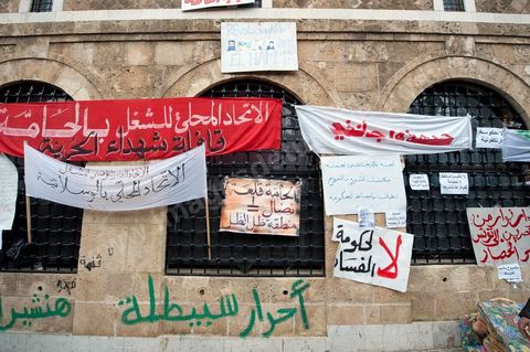 25 janvier : 3ème jour de manifestation de la Caravane de la Libération devant le Premier Ministère. Les habitants du sud ouest tunisiens maintiennent jour et nuit leur sitin et certains entament même des grèves de la fin. Les tentes prennet place devant les portes du gouvernement et les revendications s'affichent sur les murs de la Place du gouvernement. Pour eux pas question de partir tant que le gouvernement de transition actuel ne fait pas le ménage des ministres trop Ben Alistes.