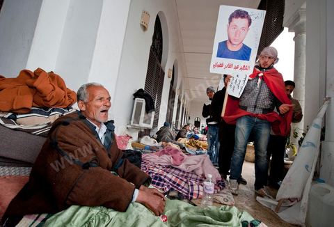 25 janvier : 3ème jour de manifestation de la Caravane de la Libération devant le Premier Ministère. Les habitants du sud ouest tunisiens maintiennent jour et nuit leur sitin et certains entament même des grèves de la fin. Les tentes prennet place devant les portes du gouvernement et les revendications s'affichent sur les murs de la Place du gouvernement. Pour eux pas question de partir tant que le gouvernement de transition actuel ne fait pas le ménage des ministres trop Ben Alistes.
