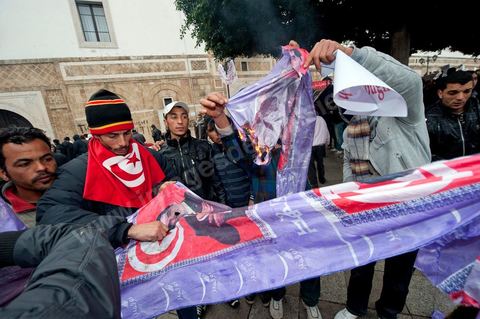 25 janvier : brule portrait de Ben ALi. 3ème jour de manifestation de la Caravane de la Libération devant le Premier Ministère. Les habitants du sud ouest tunisiens maintiennent jour et nuit leur sitin et certains entament même des grèves de la fin. Les tentes prennet place devant les portes du gouvernement et les revendications s'affichent sur les murs de la Place du gouvernement. Pour eux pas question de partir tant que le gouvernement de transition actuel ne fait pas le ménage des ministres trop Ben Alistes.