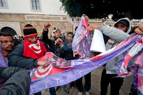 25 janvier : brule portrait de Ben ALi. 3ème jour de manifestation de la Caravane de la Libération devant le Premier Ministère. Les habitants du sud ouest tunisiens maintiennent jour et nuit leur sitin et certains entament même des grèves de la fin. Les tentes prennet place devant les portes du gouvernement et les revendications s'affichent sur les murs de la Place du gouvernement. Pour eux pas question de partir tant que le gouvernement de transition actuel ne fait pas le ménage des ministres trop Ben Alistes.