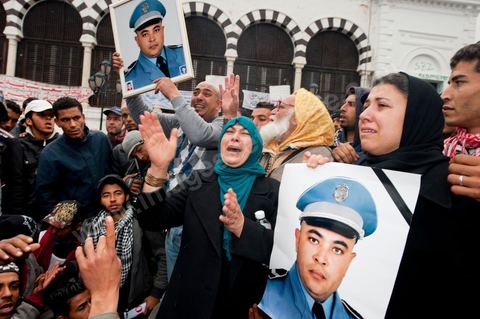 25 janvier : Un policier munisipal de Ben Arous assassiné le 17 décembre 2010 ??? 3ème jour de manifestation de la Caravane de la Libération devant le Premier Ministère. Les habitants du sud ouest tunisiens maintiennent jour et nuit leur sitin et certains entament même des grèves de la fin. Les tentes prennet place devant les portes du gouvernement et les revendications s'affichent sur les murs de la Place du gouvernement. Pour eux pas question de partir tant que le gouvernement de transition actuel ne fait pas le ménage des ministres trop Ben Alistes.
