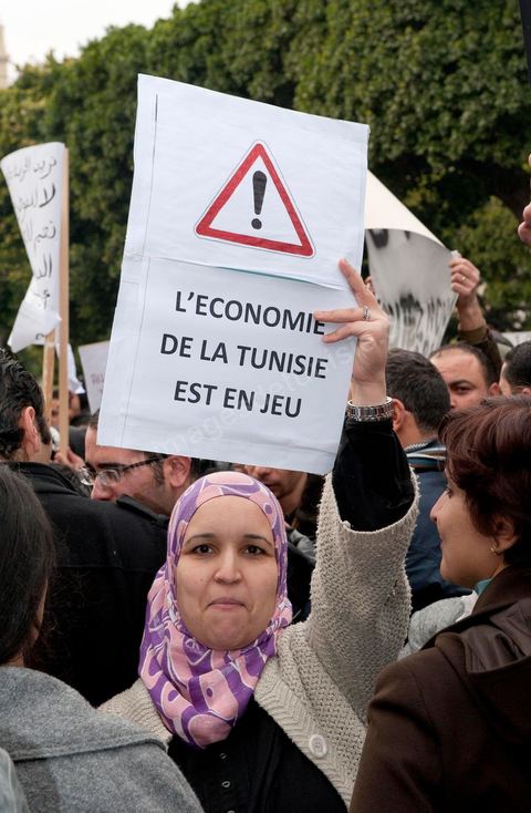 25 janvier : sur l'avenue Habib Bourguiba au centre de Tunis, confrontation de manifestanst opposants ceux qui demandent le soutien au gouvernement et le retour au travail et les jeunes qui veulent la démission des membres du RCD au gouvernement pour une révolution propre et clair. La confrontation fut tendue et agitée, les jeunes arrachant les pancartes des manifestants.