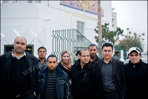 Les chercheurs et les professeurs d'universit sont  l'coute le discours du ministre de l'ducation et la recherche scientifique Ahmed Brahim au ministre le 25 Janvier 2011. Les manifestants affirment qu'ils continueront leur sit-in jusqu' la chute du gouvernement intrimaire et la satisfaction de leurs revendications pour une vie dcente.