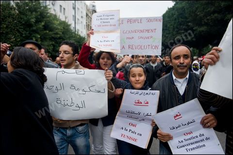 Au cours de l'aprs-midi une manifestation pro-Gouvernement est organise sur l'avenue Habib Bourguiba afin de protester contre la grve qui a paralyse le pays depuis des semaines, la situation est tendue et quelques violences ont lieu entre les anti-Gouvernement et des manifestants pro Gouvernement le 25 Janvier 2011