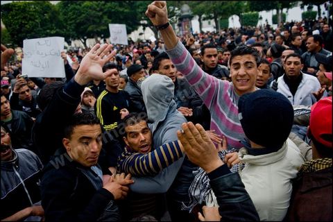 Au cours de l'aprs-midi une manifestation pro-Gouvernement est organise sur l'avenue Habib Bourguiba afin de protester contre la grve qui a paralyse le pays depuis des semaines, la situation est tendue et quelques violences ont lieu entre les anti-Gouvernement et des manifestants pro Gouvernement le 25 Janvier 2011