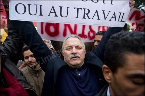 Au cours de l'après-midi une manifestation pro-Gouvernement est organisée sur l'avenue Habib Bourguiba afin de protester contre la grève qui a paralysée le pays depuis des semaines, la situation est tendue et quelques violences ont lieu entre les anti-Gouvernement et des manifestants pro Gouvernement le 25 Janvier 2011