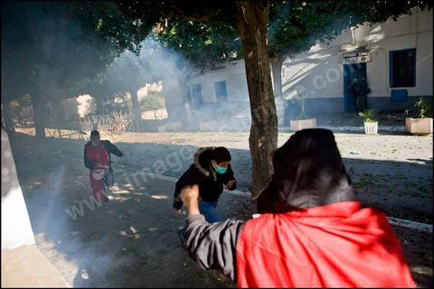 26 janvierÊsur la place de la Kasbah la Caravane de la libration maintient sa prsence et affronte pour la premire fois ce matin les forces de police gaz lacrymo et coups de matraques. L'arme laisse la police tenter d'investir la place pour semble t il dgager les manifestants.