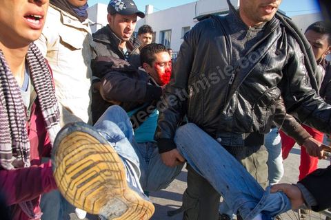 26 janvier sur la place de la Kasbah la Caravane de la libération maintient sa présence et affronte pour la première fois ce matin les forces de police gaz lacrymo et coups de matraques. L'armée laisse la police tenter d'investir la place pour semble t il dégager les manifestants.