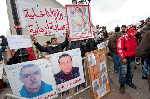 26 janvier sur la place de la Kasbah la Caravane de la libération maintient sa présence. L'installation des habitants du sud ouest devant les portes du gouvernement est de plus ne plus soutenue par les avocats qui les protégent des manipulations diverses, des médecins qui les soignent et de la jeunesse qui découvrent la démocratie. Elle affrontera aussi pour la première fois ce matin les forces de police gaz lacrymo et coups de matraques. 