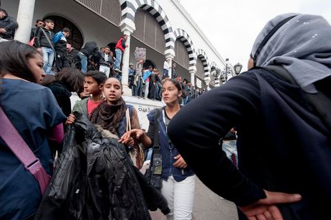 26 janvier sur la place de la Kasbah la Caravane de la libération maintient sa présence. L'installation des habitants du sud ouest devant les portes du gouvernement est de plus ne plus soutenue par les avocats qui les protégent des manipulations diverses, des médecins qui les soignent et de la jeunesse qui découvrent la démocratie. Elle affrontera aussi pour la première fois ce matin les forces de police gaz lacrymo et coups de matraques. 