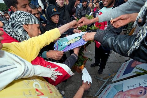26 janvier sur la place de la Kasbah la Caravane de la libération maintient sa présence. L'installation des habitants du sud ouest devant les portes du gouvernement est de plus ne plus soutenue par les avocats qui les protégent des manipulations diverses, des médecins qui les soignent et de la jeunesse qui découvrent la démocratie. Elle affrontera aussi pour la première fois ce matin les forces de police gaz lacrymo et coups de matraques. 