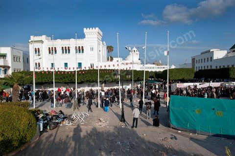 26 janvier sur la place de la Kasbah la Caravane de la libération maintient sa présence. L'installation des habitants du sud ouest devant les portes du gouvernement est de plus ne plus soutenue par les avocats qui les protégent des manipulations diverses, des médecins qui les soignent et de la jeunesse qui découvrent la démocratie. Elle affrontera aussi pour la première fois ce matin les forces de police gaz lacrymo et coups de matraques. 