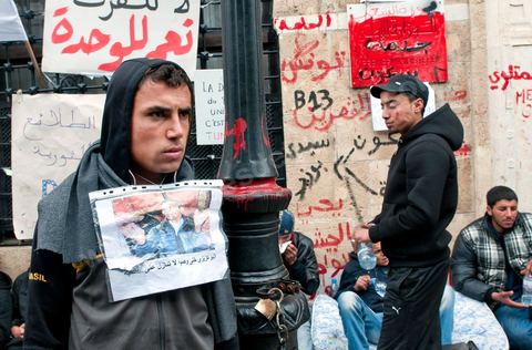 26 janvier sur la place de la Kasbah la Caravane de la libération maintient sa présence. L'installation des habitants du sud ouest devant les portes du gouvernement est de plus ne plus soutenue par les avocats qui les protégent des manipulations diverses, des médecins qui les soignent et de la jeunesse qui découvrent la démocratie. Elle affrontera aussi pour la première fois ce matin les forces de police gaz lacrymo et coups de matraques. 