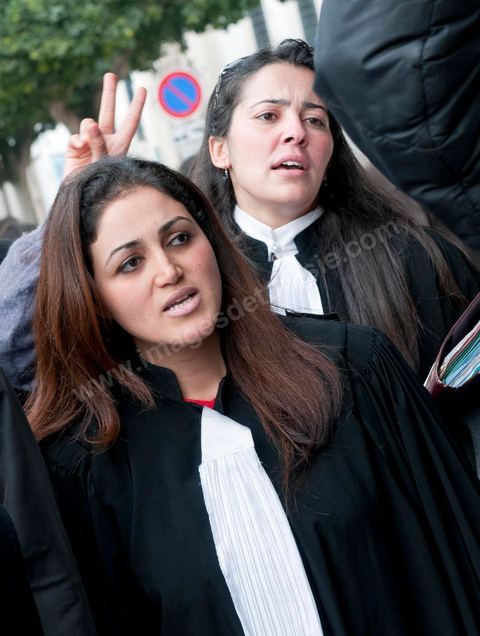 26 janvier sur la place de la Kasbah la Caravane de la libération maintient sa présence. L'installation des habitants du sud ouest devant les portes du gouvernement est de plus ne plus soutenue par les avocats qui les protégent des manipulations diverses, des médecins qui les soignent et de la jeunesse qui découvrent la démocratie. Elle affrontera aussi pour la première fois ce matin les forces de police gaz lacrymo et coups de matraques. 