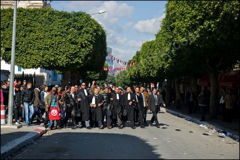 26 janvierÊsur la place de la Kasbah la Caravane de la libration maintient sa prsence. L'installation des habitants du sud ouest devant les portes du gouvernement est de plus ne plus soutenue par les avocats qui les protgent des manipulations diverses, des mdecins qui les soignent et de la jeunesse qui dcouvrent la dmocratie. Elle affrontera aussi pour la premire fois ce matin les forces de police gaz lacrymo et coups de matraques. 